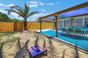 Outdoor dining - SandSational Staycation Pet Friendly, Fenced Yard, 6min to the Beach (Navarre Beach)
