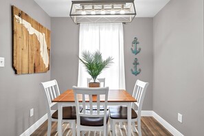 Dining - SandSational Staycation Pet Friendly, Fenced Yard, 6min to the Beach (Navarre Beach)