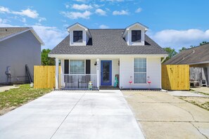 Exterior - SandSational Staycation Pet Friendly, Fenced Yard, 6min to the Beach (Navarre Beach)