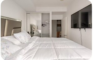 1 bedroom, iron/ironing board, WiFi, bed sheets - Cozy CN Tower And Lake Views Apartment (Toronto)