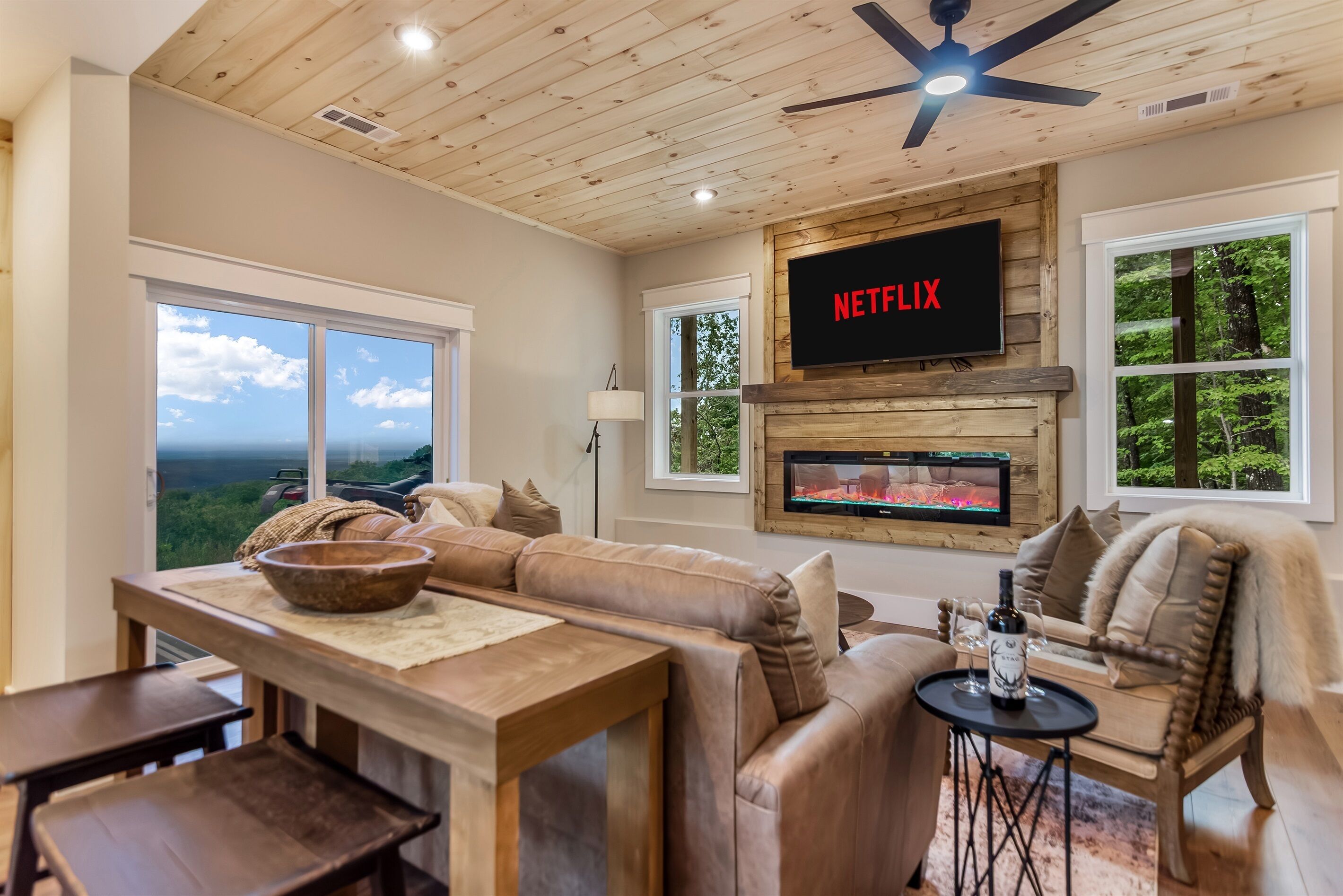 Una Smart TV, una chimenea