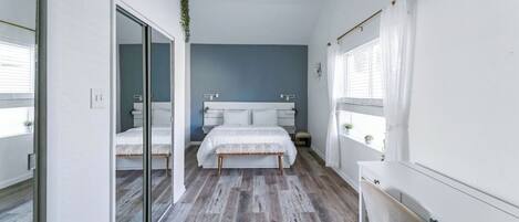 4 bedrooms, desk, iron/ironing board, travel cot