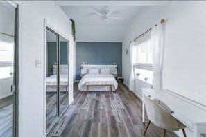 4 habitaciones, escritorio y tabla de planchar con plancha