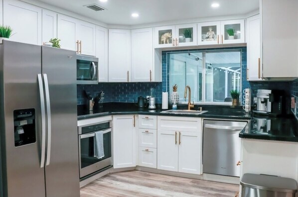 Refrigerador, microondas, horno, placa de cocina