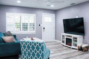 Smart TV, chimenea, futbolito