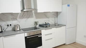 Een koelkast, een microgolfoven, een oven, een kookplaat