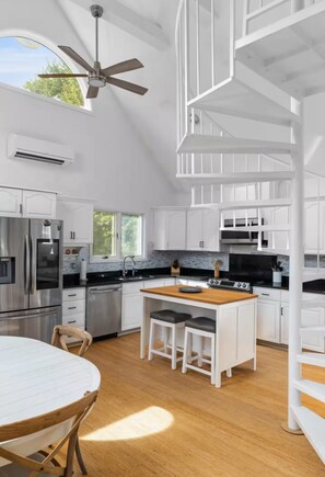 Een microgolfoven, een oven, een kookplaat, een vaatwasser