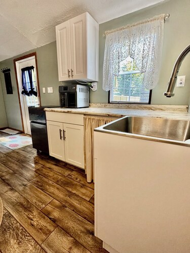 Charming 1-bedroom cottage in delightful Corbin with AC