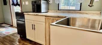 Charming 1-bedroom cottage in delightful Corbin with AC