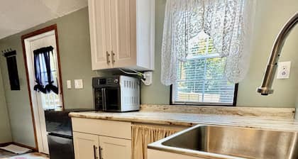 Charming 1-bedroom cottage in delightful Corbin with AC