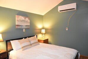 1 bedroom, WiFi, bed sheets - Charming 1-bedroom cottage in delightful Corbin with AC (Corbin)