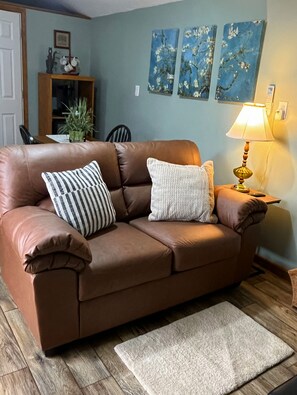 TV - Charming 1-bedroom cottage in delightful Corbin with AC (Corbin)