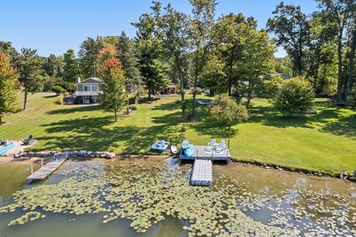 Lakeside Cottage Retreat near Grand Rapids