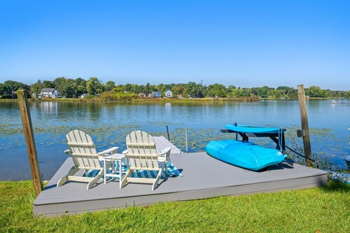 Lakeside Cottage Retreat near Grand Rapids