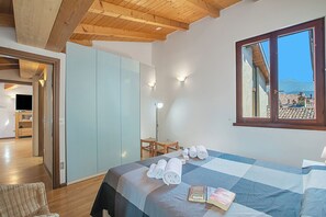 2 bedrooms, free WiFi, bed sheets - Skylight, Riva del Garda, Italy (Riva del Garda)