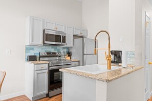 Réfrigérateur, four à micro-ondes, un four, surface de cuisson