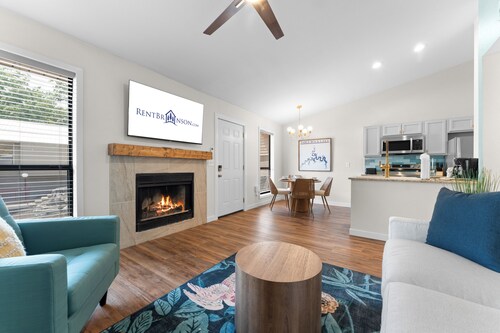 Upgraded Retreat with Cmty Pool, Cmty Pickleball, Mini Golf, Hiking Trail & Free Attraction Tickets