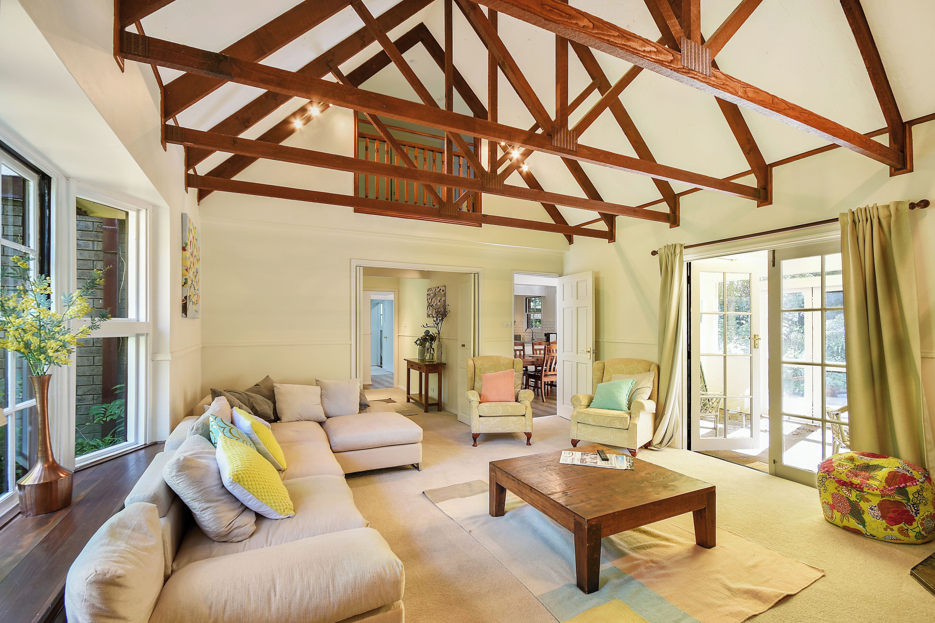 TV connectée, cheminée, lecteur de DVD, baby-foot