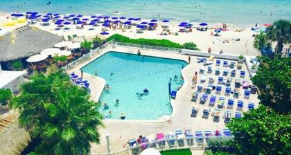 Soothing beachfront studio, ocean view, Ocean Manor