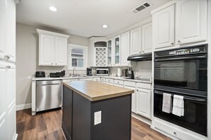 Réfrigérateur, four, plaque de cuisson, lave-vaisselle