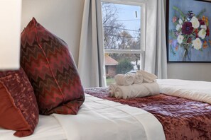 Tabla de planchar con plancha, wifi y ropa de cama