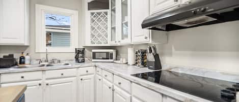 Fridge, oven, stovetop, dishwasher