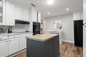 Fridge, oven, stovetop, dishwasher - Cozy City Living Greenville - Easy Downtown Access (Greenville)
