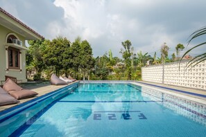 Kolam renang outdoor