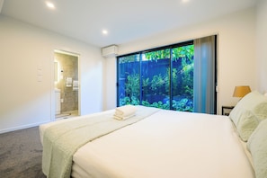 4 bedrooms, desk, iron/ironing board, free WiFi