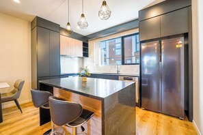 Réfrigérateur, micro-ondes, four, plaque de cuisson