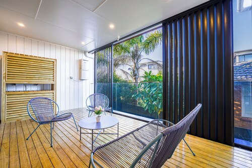 4 Bedrooms Modern Coastal Retreat Near Devonport