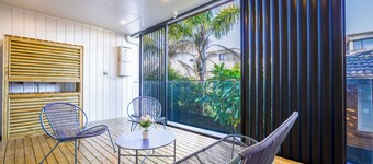 4 Bedrooms Modern Coastal Retreat Near Devonport