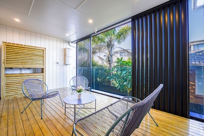 4 Bedrooms Modern Coastal Retreat Near Devonport