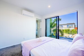 4 bedrooms, desk, iron/ironing board, free WiFi - 4 Bedrooms Modern Coastal Retreat Near Devonport (Auckland)