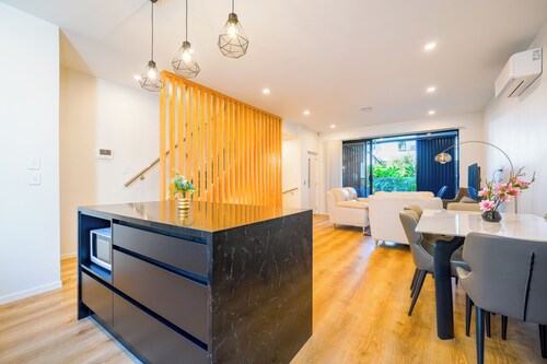 4 Bedrooms Modern Coastal Retreat Near Devonport