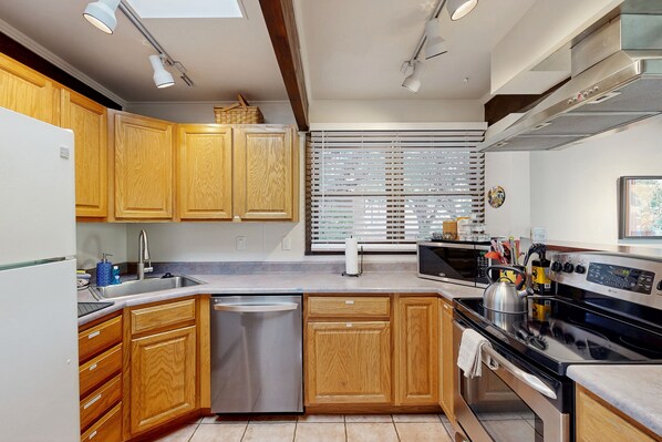 Fridge, microwave, oven, stovetop