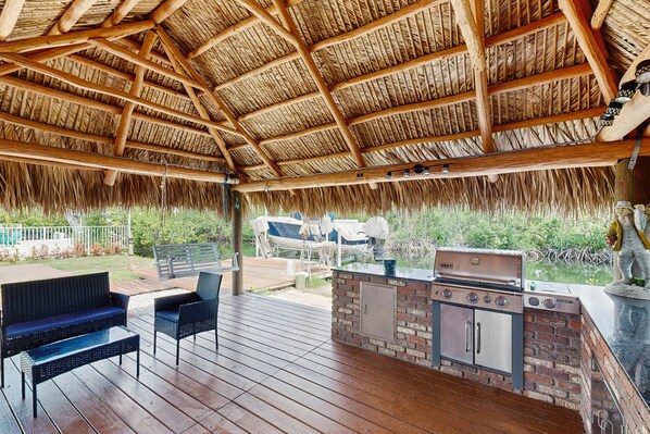 Terrace/patio - Peaceful Florida Retreat with Stunning Waterfront Views, Game Room & High-Speed (Ramrod Key)