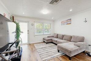 TV, caminetto, tavolo da calcetto, tavolo da ping pong