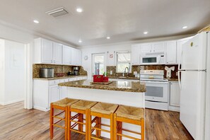 Frigorifero, microonde, forno, piano cottura