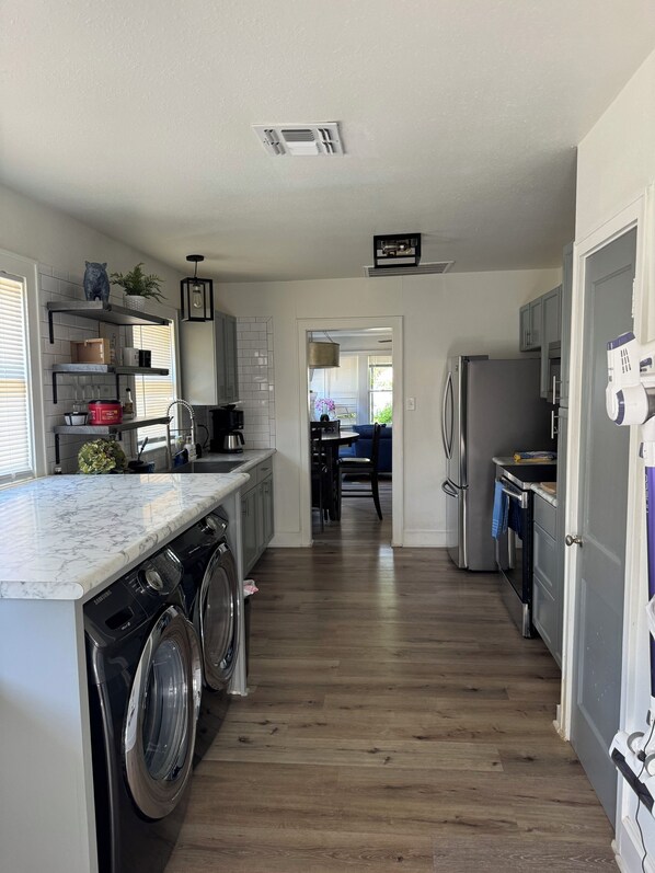 Een microgolfoven, een oven, een kookplaat, een vaatwasser