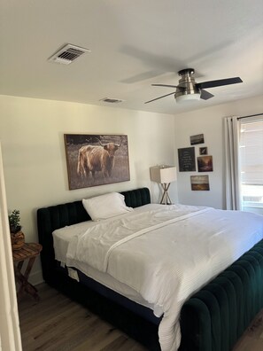 3 habitaciones, tabla de planchar con plancha, wifi y ropa de cama