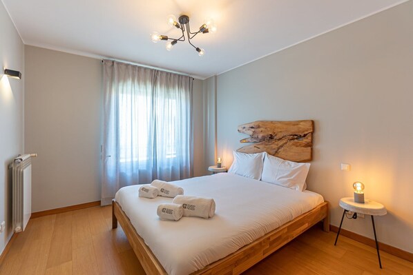 2 bedrooms, desk, iron/ironing board, Internet