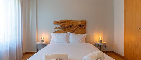 2 soverom, skrivebord, strykejern/-brett og internettilgang