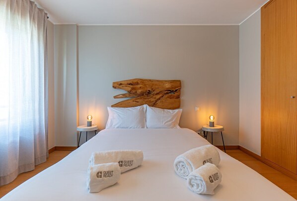 2 bedrooms, desk, iron/ironing board, internet