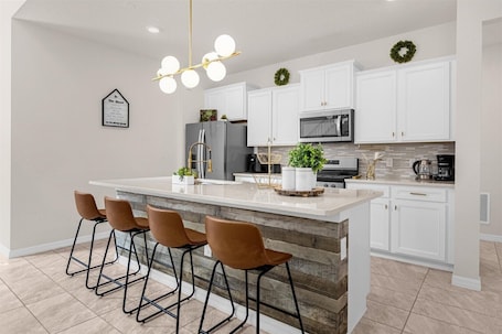 Full-size fridge, microwave, oven, stovetop