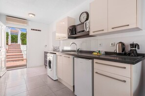 Cookware/dishes/utensils