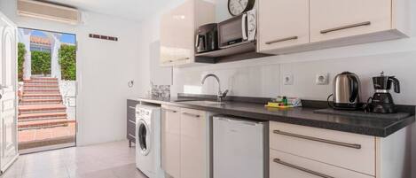 Cookware/dishes/utensils