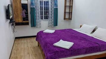8 bedrooms, free WiFi, bed sheets