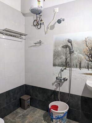 Dusche, Bidet, Handtücher, Seife