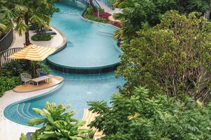 Una piscina al aire libre